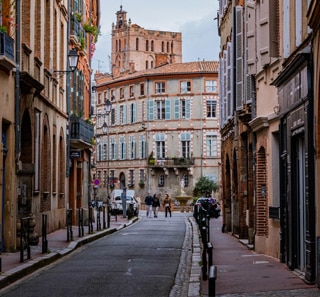 Belles Façades De La Rue Perchepinte Et Du Clocher De La Cathédrale Saint Etienne à Toulouse