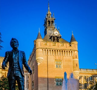 Statue De Claude Nougaro Devant Le Donjon Du Capitole Dans La Ville De Toulouse